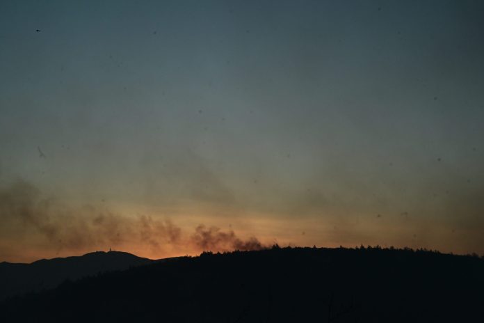 Φωτιά στον Ασπρόπυργο – Διακόπηκαν δρομολόγια του Προαστιακού