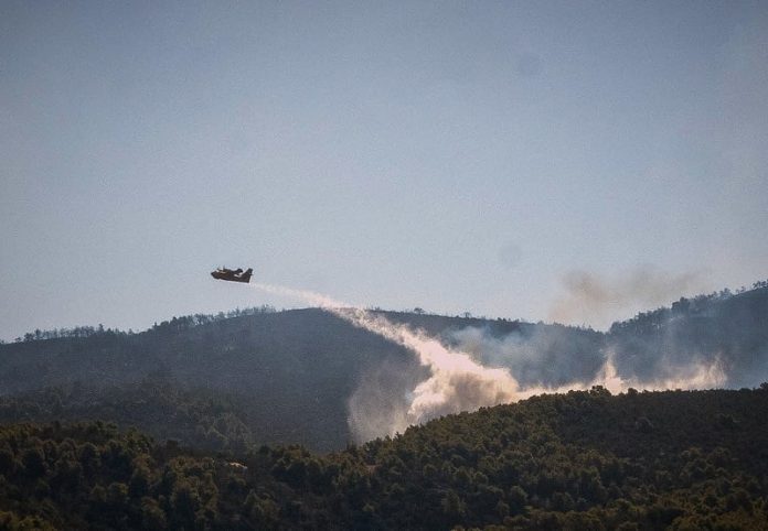 Φωτιά σε δασική έκταση στην Ικαρία – Σηκώθηκε αεροπλάνο