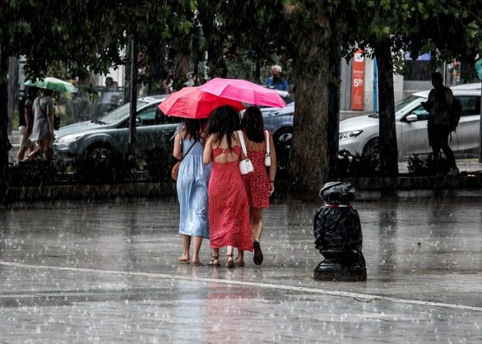 Έρχονται βροχές, καταιγίδες και πτώση θερμοκρασίας – Σε ποιες περιοχές θα «χτυπήσει» η κακοκαιρία