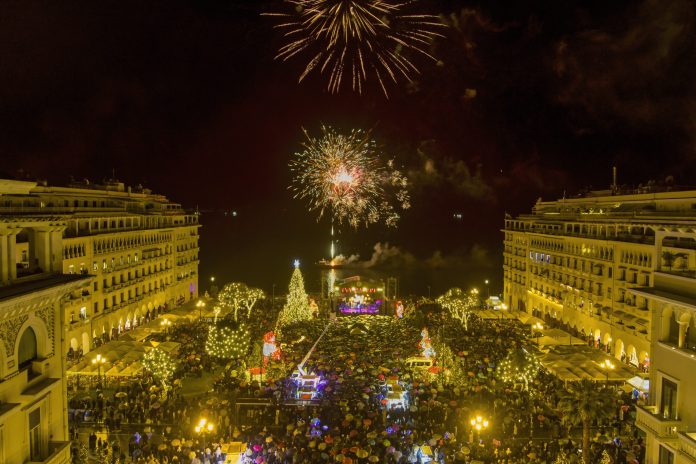 Θεσσαλονίκη: Φωταγωγήθηκε το χριστουγεννιάτικο δέντρο στην πλατεία Αριστοτέλους (Φωτό & Βίντεο)