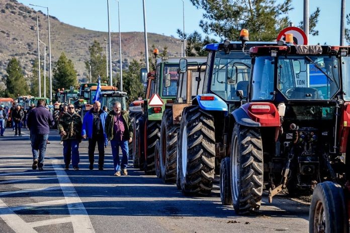 Στήθηκαν τα πρώτα μπλόκα των αγροτών στις εθνικές οδούς σε Θεσσαλία και βόρεια Ελλάδα