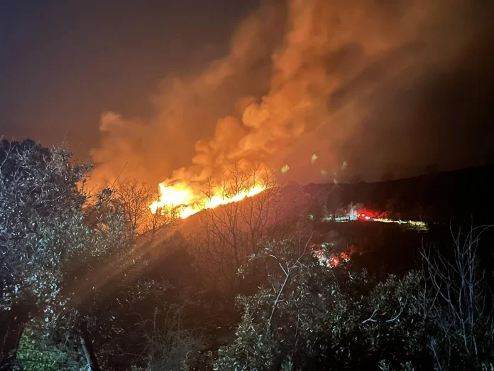 «Πύρινη κόλαση» σε Κρήτη και Πιέρια Όρη – Επί ποδός η Πυροσβεστική