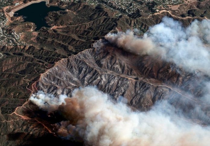 Μετά τις φονικές πυρκαγιές, τοξικοί καπνοί απειλούν τις ζωές των κατοίκων στο Λος Άντζελες