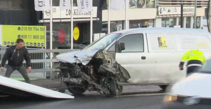 Κλειστή η αριστερή λωρίδα το ρεύμα εξόδου στον Κηφισό – Φορτηγάκι έριξε κολώνα φωτισμού της ΔΕΗ