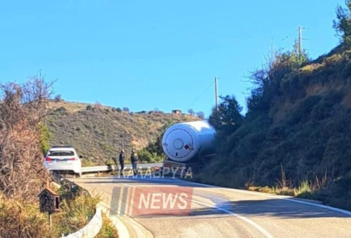 Νταλίκα που μετέφερε φυσικό αέριο «δίπλωσε» στο Άνω Διακοπτό