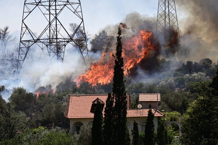 Κερατέα: Μπήκε στα πρώτα σπίτια η πύρινη εστία – Αλλεπάλληλα μηνύματα 112 για εκκένωση – «Αν φτάσει στο Δρυμό του Σουνίου θα γίνει καταστροφή»