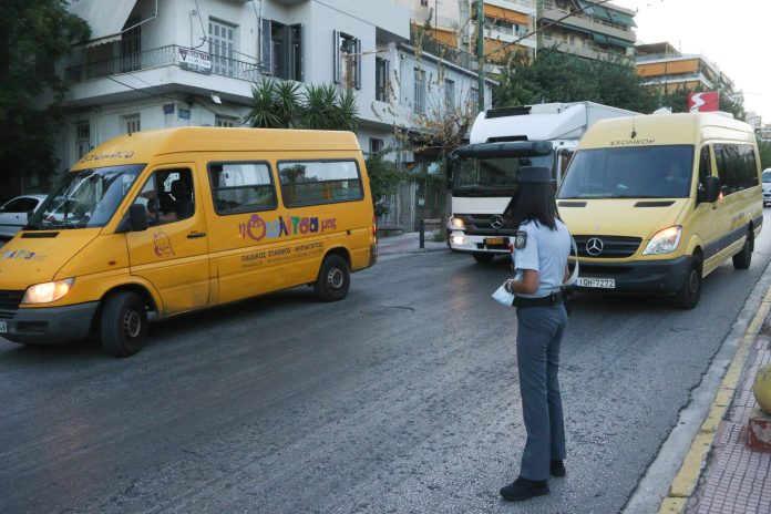 Αθήνα: Τροχαίο με ΙΧ και σχολικό λεωφορείο – Έχει τραυματιστεί η συνοδός των παιδιών (Βίντεο)