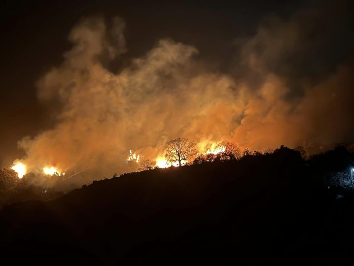 Φωτιά στη Σέριφο: Εκτός ελέγχου το πύρινο μέτωπο – Σπεύδουν δυνάμεις από Αθήνα