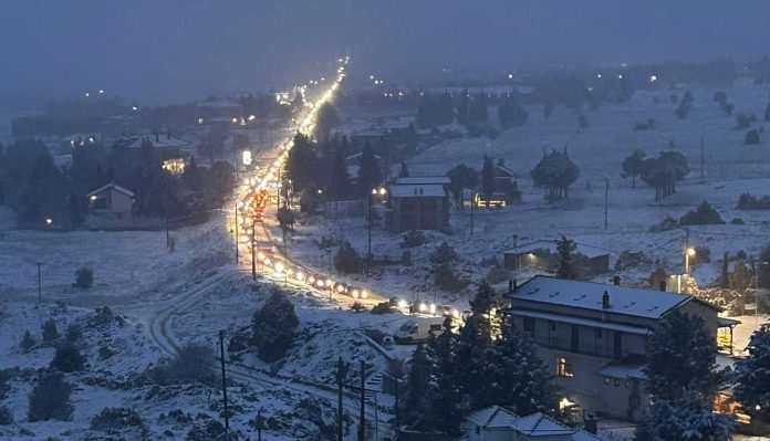 Αράχωβα: Χιλιόμετρα ταλαιπωρίας για επισκέπτες λόγω χιονιού και έλλειψης αλυσίδων