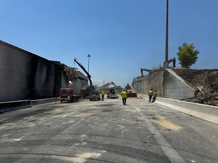 Ολοκληρώθηκε η κατεδάφιση της γέφυρας στην Παλαιά Εθνική Οδό Αθηνών-Κορίνθου