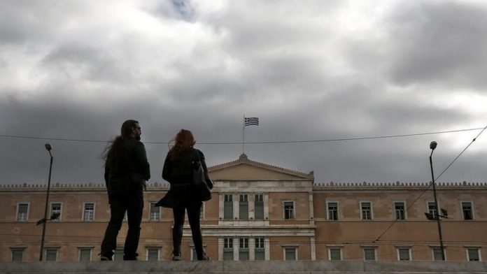 Καιρός: Τοπικές βροχές και χαμηλές θερμοκρασίες την Κυριακή – Σε ποιες περιοχές το θερμόμετρο θα δείξει κάτω από το μηδέν