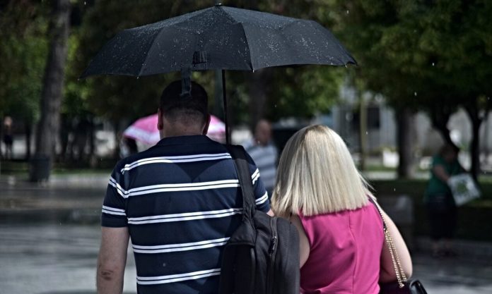 Καιρός: Αλλαγή σκηνικού – Πτώση της θερμοκρασίας με μπόλικη δόση λασποβροχής