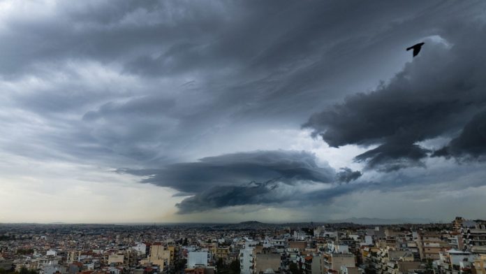 Καιρός: Έντονη αστάθεια με βροχές, καταιγίδες, ισχυρούς ανέμους και αισθητή πτώση της θερμοκρασίας – Πού θα χιονίσει