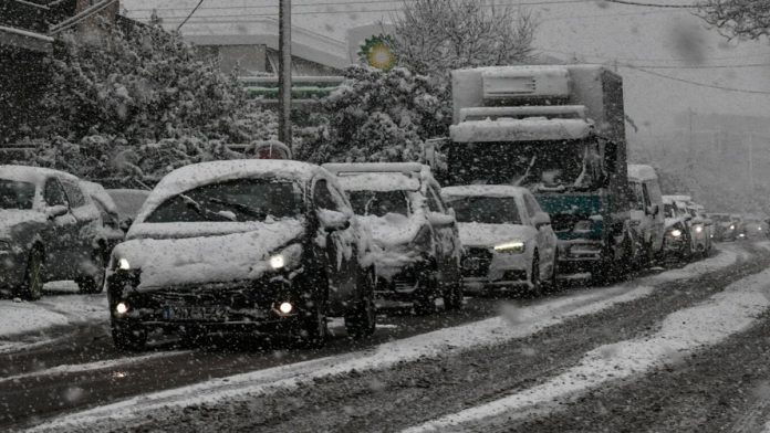 Καιρός: Σε κλοιό κακοκαιρίας η χώρα – Οι 6 περιοχές στην Αττική που θα ντυθούν στα λευκά – Live η εξέλιξη