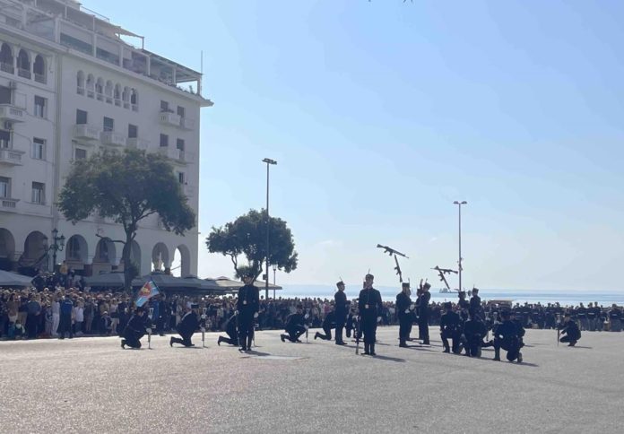 Εντυπωσιακή στρατιωτική επίδειξη στην Πλ. Αριστοτέλους- Καταχειροκροτήθηκαν οι σπουδαστές της ΣΣΑΣ (Βίντεο)