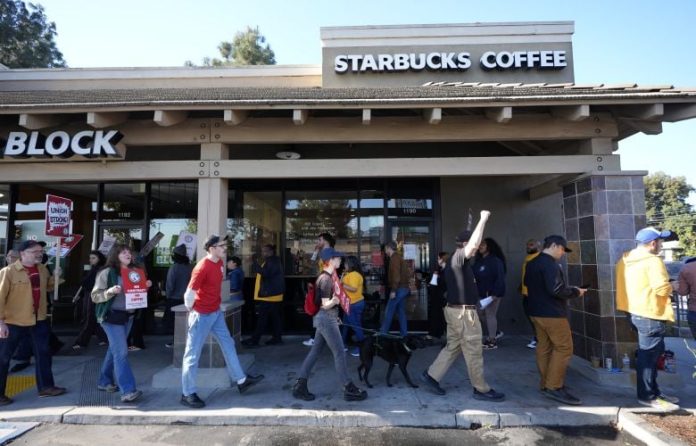 Απεργία εργαζομένων της Starbucks σε περισσότερα από 300 καταστήματα στις ΗΠΑ την παραμονή Χριστουγέννων