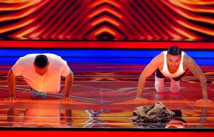 The Voice: O Χρήστος Μάστορας κάνει push ups με παίκτη και ο Γιώργος Μαζωνάκης μετράει τις κάμψεις