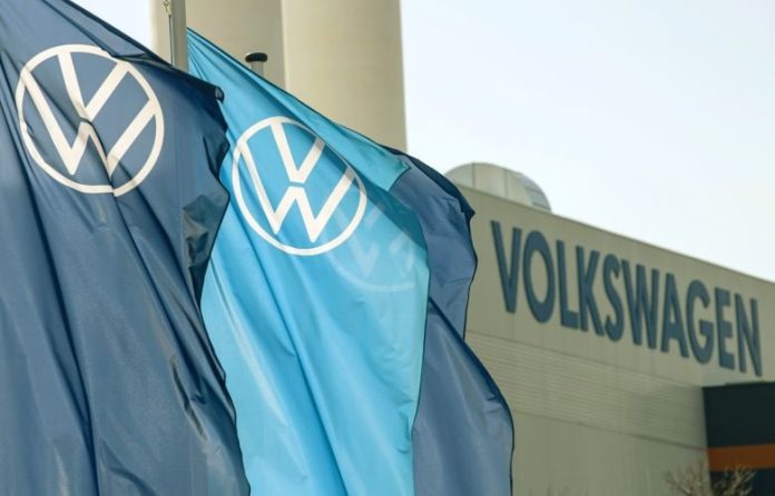 Η Volkswagen σχεδιάζει να κλείσει τρία εργοστάσια στη Γερμανία και προχωρά σε χιλιάδες απολύσεις προσωπικού και σε μειώσεις μισθών