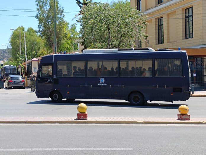 Στον ανακριτή οι συλληφθέντες οπαδοί του Παναθηναϊκού για τη συμπλοκή έξω από το γήπεδο της Λεωφόρου