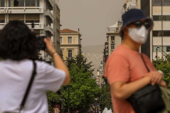 Αφρικανική σκόνη: Οι οδηγίες του ΕΟΔΥ για το πως θα προστατευτούμε – Οι πιο ευάλωτοι και τα συμπτώματα