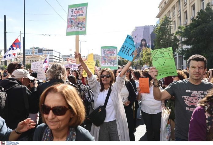 Συγκέντρωση των εκπαιδευτικών στα Προπύλαια – «Δυναμώνουμε τον αγώνα μας για δημόσια και δωρεάν παιδεία» – Δείτε φωτογραφίες