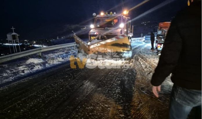 Αράχωβα: Οχήματα χωρίς αντιολισθητικές αλυσίδες «κόλλησαν» στο χιόνι – Ουρές χιλιομέτρων – ΦΩΤΟ και ΒΙΝΤΕΟ