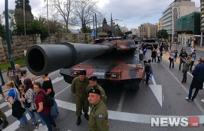 Σε εξέλιξη η μεγάλη στρατιωτική παρέλαση στην Αθήνα για την Επανάσταση του 1821