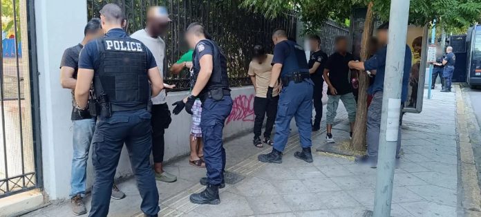 Ομόνοια: Επιχειρησιακή δράση της αστυνομίας με συλλήψεις για διακίνηση ναρκωτικών – Εντοπίστηκε καταζητούμενος για πλαστογραφία