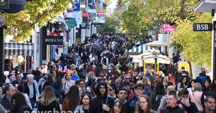 Black Friday: Χαμός στην Ερμού – Ουρές από νωρίς στο κέντρο της Αθήνας για τις προσφορές στα μαγαζιά