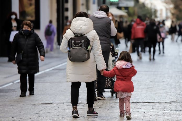 Με επιδόματα και αυξήσεις στις συντάξεις κάτω από τον πληθωρισμό το 2025