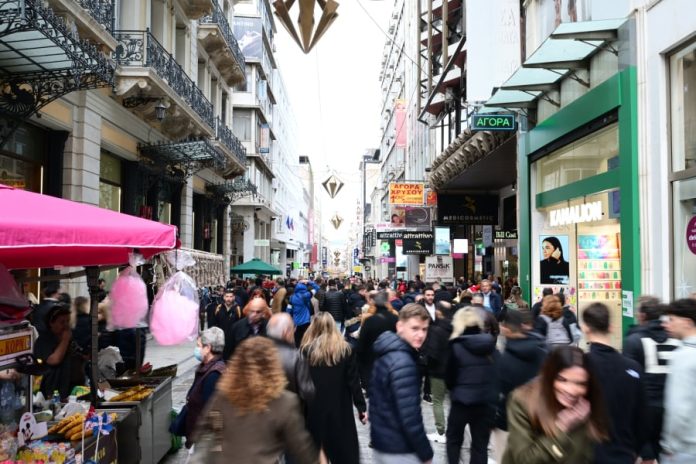 Ξεκινούν οι χειμερινές εκπτώσεις: Ποιες Κυριακές θα είναι ανοιχτά τα καταστήματα