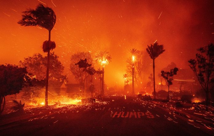 Μεγάλη φωτιά στο Λος Άντζελες – Κάηκαν ακριβά σπίτια, εσπευσμένες απομακρύνσεις κατοίκων