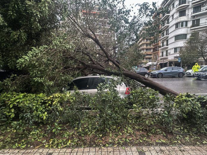 Συνεχίζονται οι κλήσεις στην Πυροσβεστική λόγω της κακοκαιρίας «Βora» – Ξεπέρασαν τις 1.700