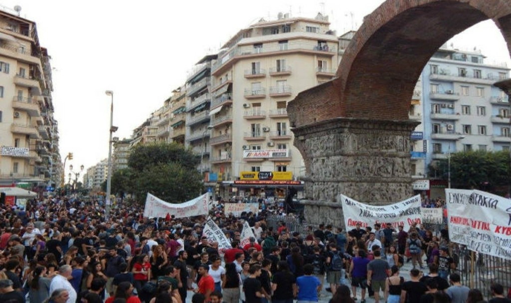 «Δολοφόνοι»: Πορεία στη Θεσσαλονίκη για τα Τέμπη – Χάος έξω από τη ΔΕΘ εν μέσω της ομιλίας Μητσοτάκη (Βίντεο)