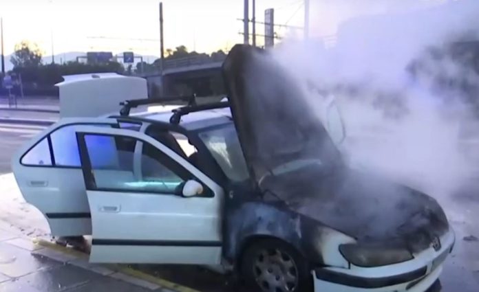 Φάληρο: Αυτοκίνητο πήρε φωτιά εν κινήσει – Δείτε βίντεο