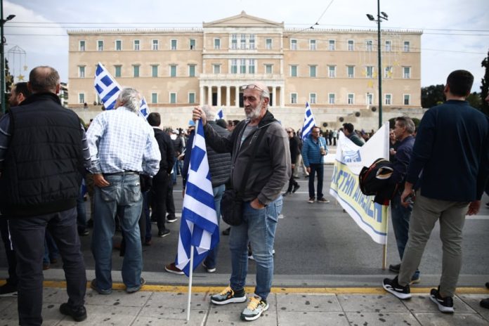 Έρχονται αυξήσεις στις ασφαλιστικές εισφορές για 1,3 εκατ. ελεύθερους επαγγελματίες