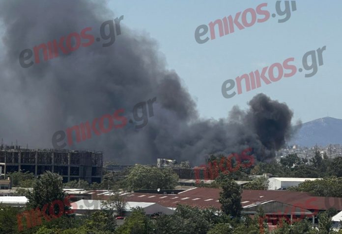 Φωτιά στο Αιγάλεω: Μήνυμα από το 112 – «Κλείστε πόρτες και παράθυρα»