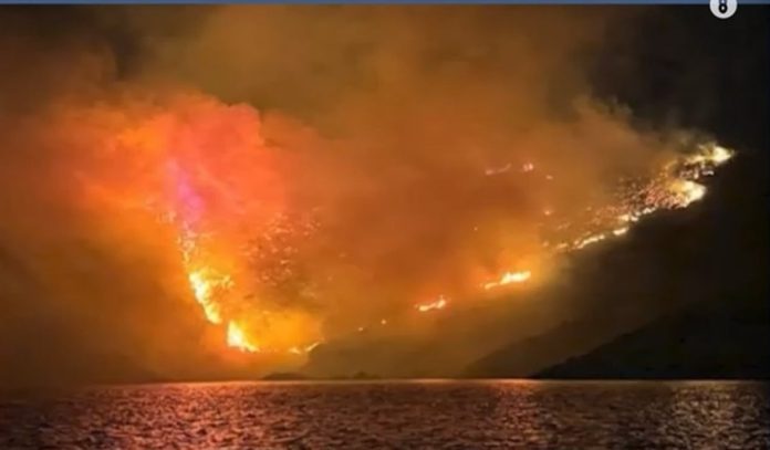 Φωτιά στην Ύδρα: Συνελήφθησαν 13 επιβαίνοντες της θαλαμηγού από όπου έριξαν πυροτεχνήματα – Κατασχέθηκε το σκάφος