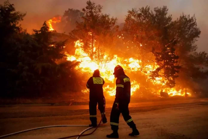 Ενισχύθηκαν οι δυνάμεις για την φωτιά στη Σέριφο: Τρίτο μήνυμα από το 112 – Περιοχές εκκενώνονται