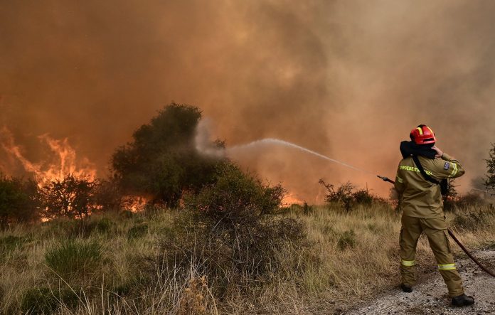 Εκτός ελέγχου για 3η ημέρα η φωτιά στην Κορινθία: Ισχυρές παραμένουν οι επίγειες δυνάμεις υπό τον φόβο των αναζωπυρώσεων – Ενισχύθηκαν τα εναέρια μέσα