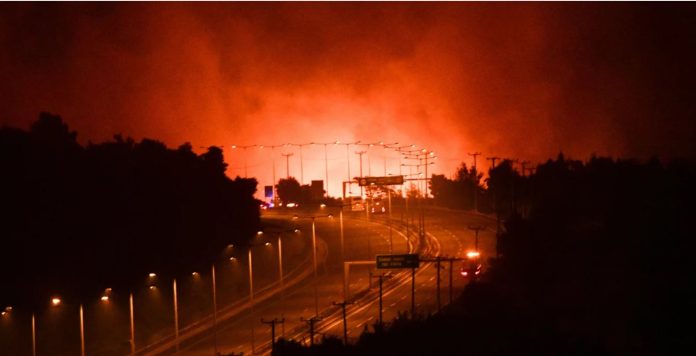 Φωτιά στην Κορινθία: Έκλεισε η εθνική οδός Πατρών–Κορίνθου και στα δύο ρεύματα – H φωτιά έφτασε στη θάλασσα