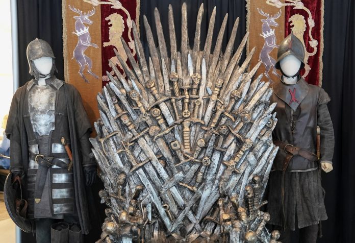 Game of Thrones: Στο «σφυρί» το σπαθί του Jon Snow, ο «σιδερένιος θρόνος» και άλλα 2.000 αντικείμενα της επικής σειράς