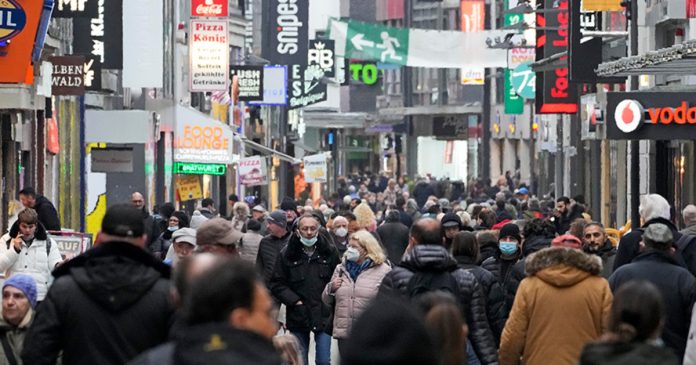 Οι Γερμανοί μειώνουν τα έξοδα σε σούπερ μάρκετ και αγορές, όχι όμως για τις διακοπές τους