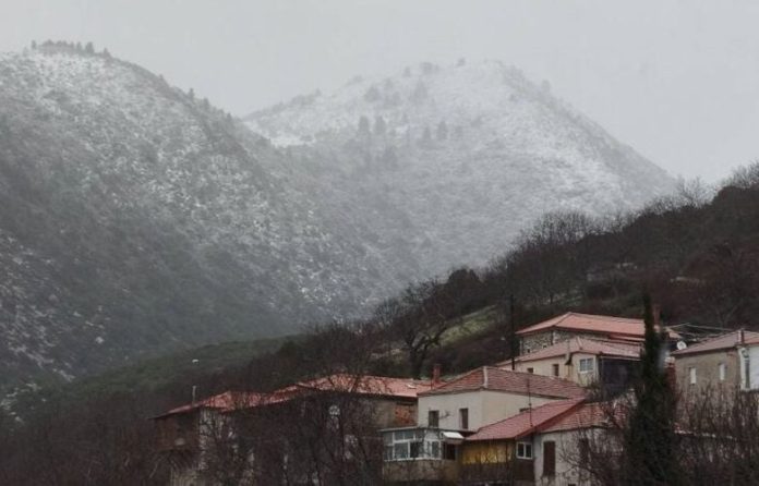 Έπεσαν τα πρώτα χιόνια στην ορεινή Ηλεία – Δείτε εικόνες