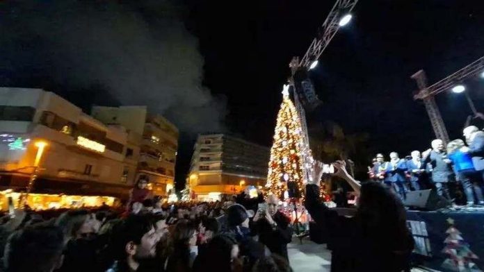 Ηράκλειο: Φωταγωγήθηκε το Χριστουγεννιάτικο δέντρο – ΦΩΤΟ