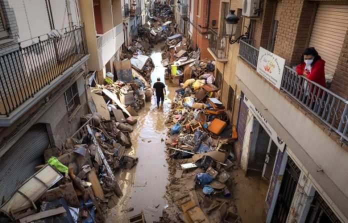 Σχεδόν 15.000 στρατιώτες και αστυνομικοί επιχειρούν στην Ισπανία μετά τις καταστροφικές πλημμύρες