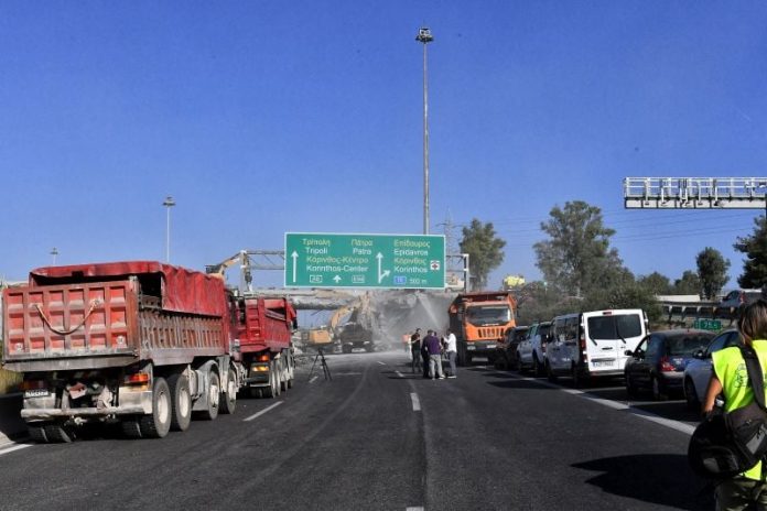 Ομαλοποιείται η κίνηση στην Ολυμπία Οδό μετά την κατεδάφιση της γέφυρας –Τι λέει ο οδηγός που έχασε τον έλεγχο του βυτιοφόρου