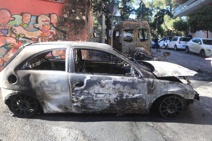 Θεσσαλονίκη: Πυρκαγιά κατέστρεψε ολοσχερώς δύο οχήματα