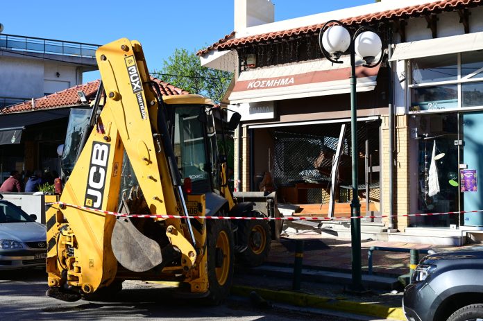 Καπανδρίτι: Βίντεο ντοκουμέντο – Οι διαρρήκτες μετακινούν όχημα πριν μπουκάρουν με την μπουλντόζα στο κοσμηματοπωλείο