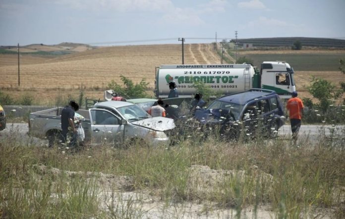 Καραμπόλα με τρία αυτοκίνητα και ένα φορτηγάκι στη Λάρισα – Τρεις τραυματίες